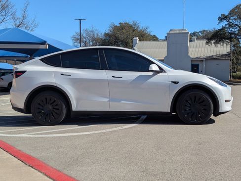 Used 2024 Tesla Model Y Long Range image 3