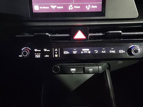 Used 2023 Kia Niro LX image 10