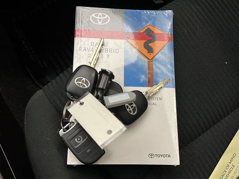 Used 2017 Toyota RAV4 LE w/ All Weather Liner Package AWD/4WD image 25