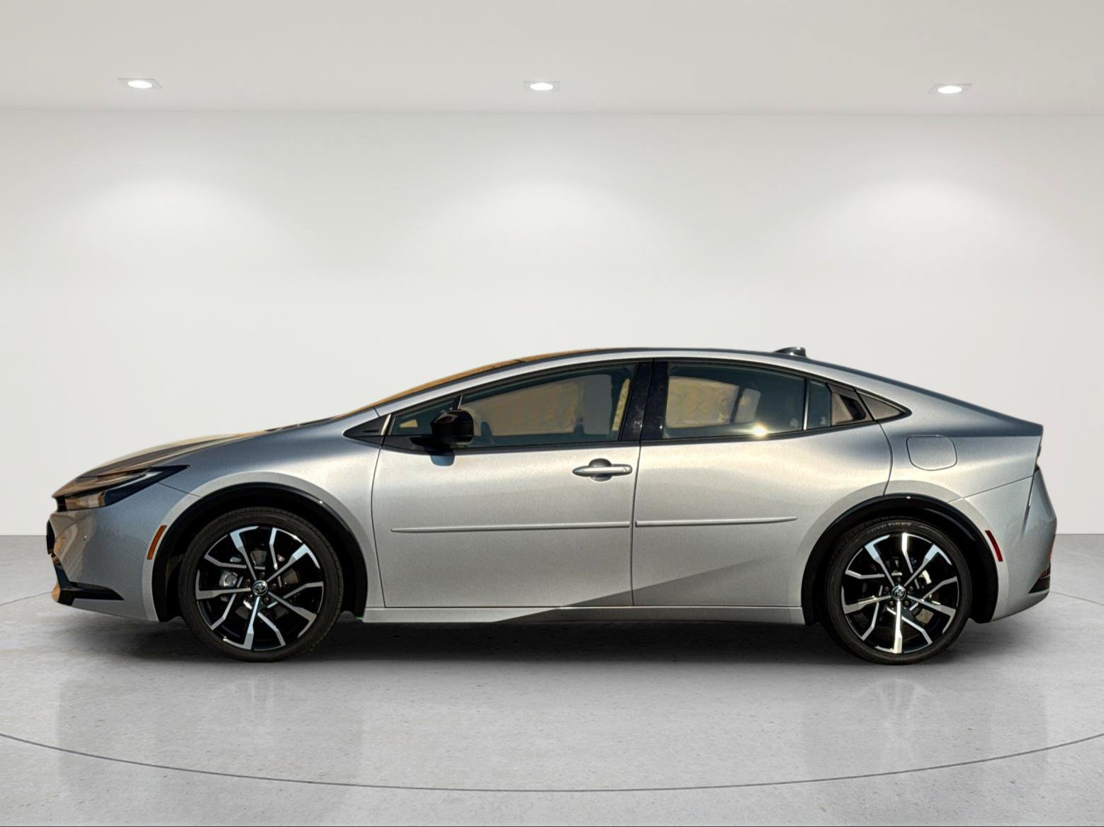 Used 2025 Toyota Prius Plug-In Hybrid FWD image 3