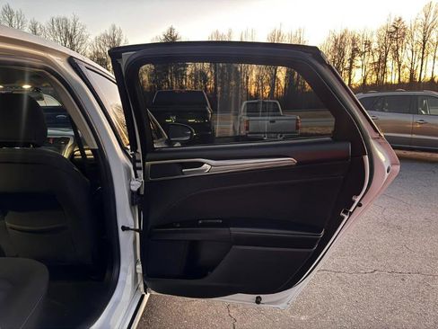 Used 2017 Ford Fusion SE w/ Fusion SE Technology Package image 15