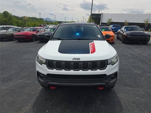 Used 2024 Jeep Compass Trailhawk AWD/4WD image 8