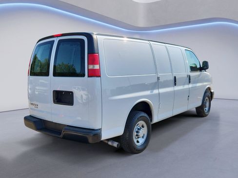 Used 2015 Chevrolet Express 2500 RWD image 3
