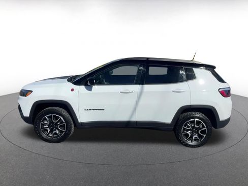 Used 2025 Jeep Compass Trailhawk image 9