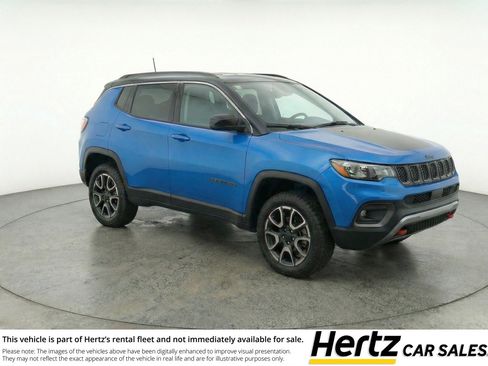 Used 2025 Jeep Compass Trailhawk image 1