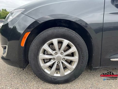 Used 2017 Chrysler Pacifica Touring-L image 12