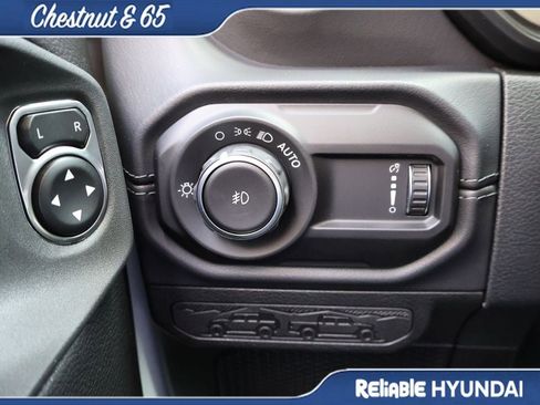 Used 2025 Jeep Wrangler Unlimited Sahara AWD/4WD image 31