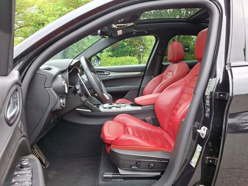 Used 2023 Alfa Romeo Stelvio Veloce AWD/4WD image 11