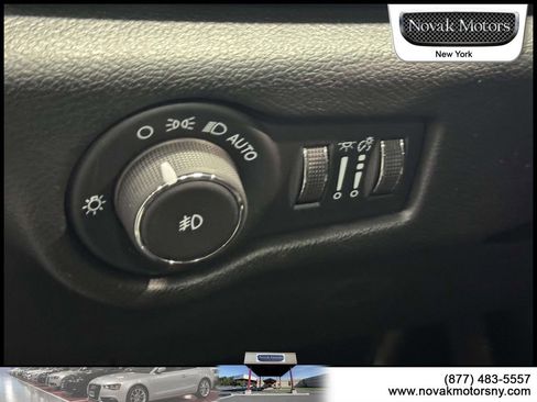 Used 2025 Chrysler Pacifica Select image 18