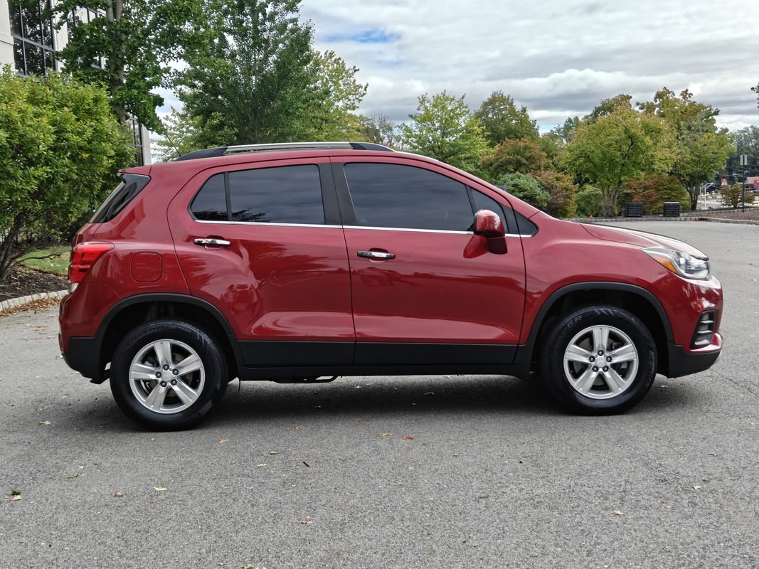Used 2020 Chevrolet Trax LT w/ LT Convenience Package AWD/4WD image 2