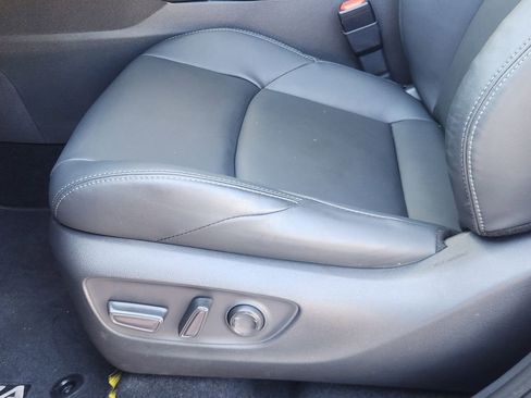 Used 2024 Toyota Venza XLE image 23