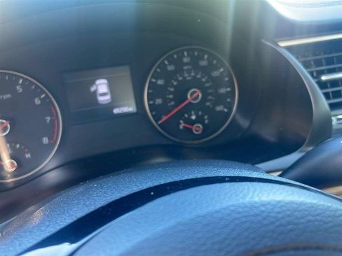 Used 2017 Kia Cadenza Premium w/ Luxury Package FWD image 13