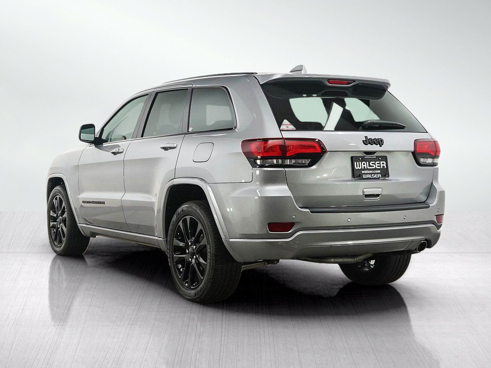 Used 2020 Jeep Grand Cherokee Altitude RWD image 3