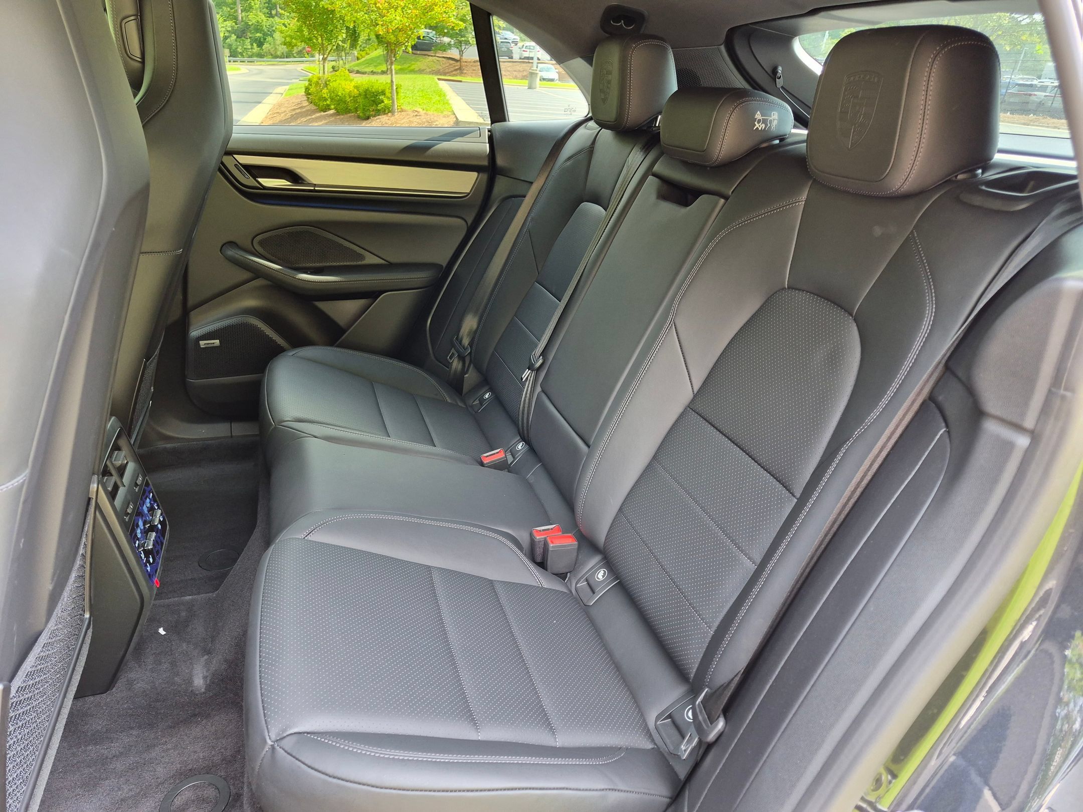 Certified 2025 Porsche Macan 4S Electric AWD/4WD image 27