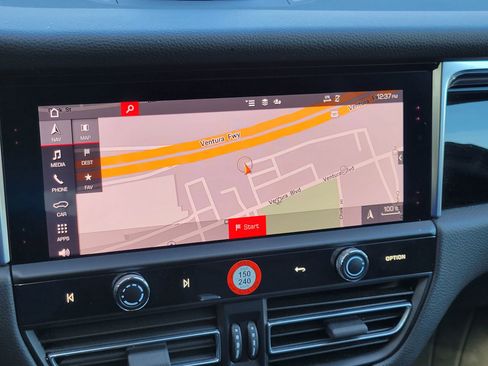 Used 2024 Porsche Macan image 19