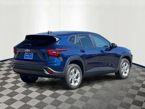 Used 2024 Chevrolet Trax LS w/ LS Convenience Package FWD image 5