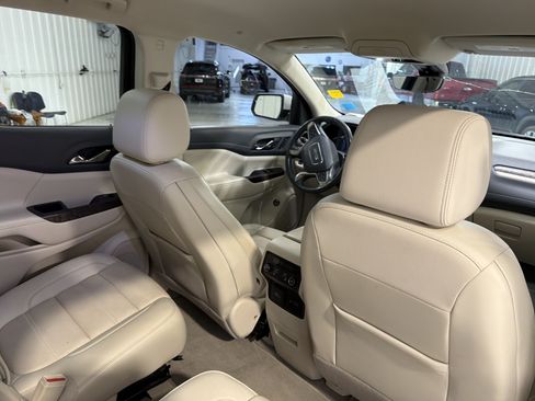 Used 2022 GMC Acadia Denali w/ Denali Technology Package FWD image 14
