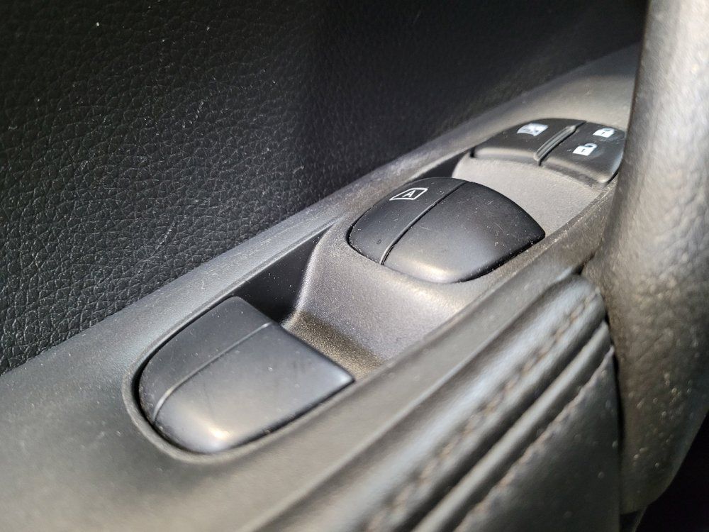 Used 2020 Nissan Rogue S FWD image 27