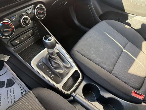 Certified 2025 Hyundai Venue SE image 27