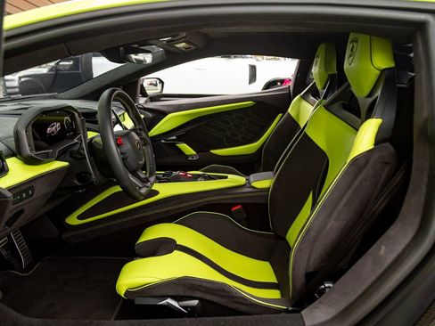 Used 2025 Lamborghini Revuelto image 14