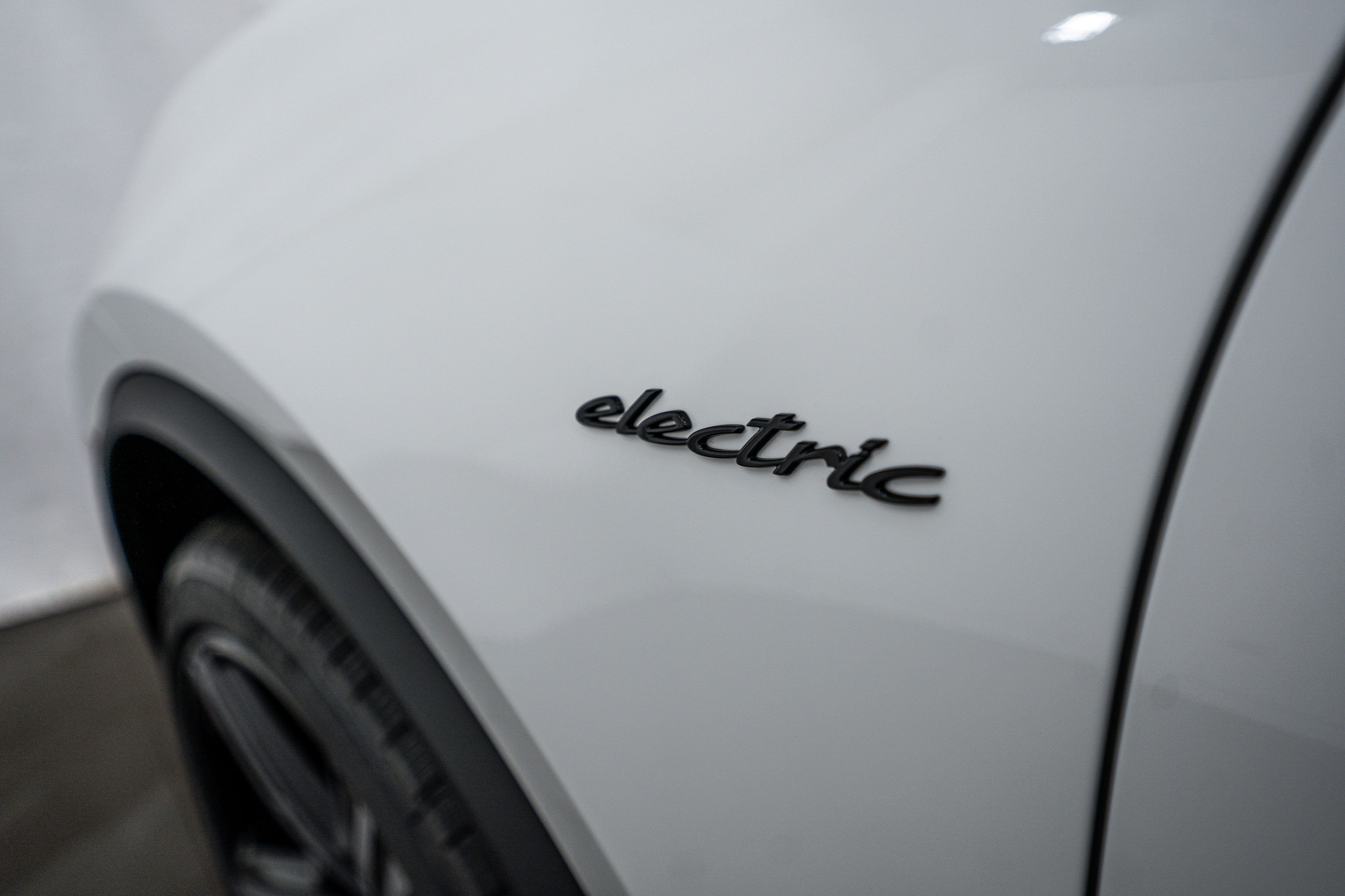 Certified 2025 Porsche Macan Turbo Electric AWD/4WD image 22