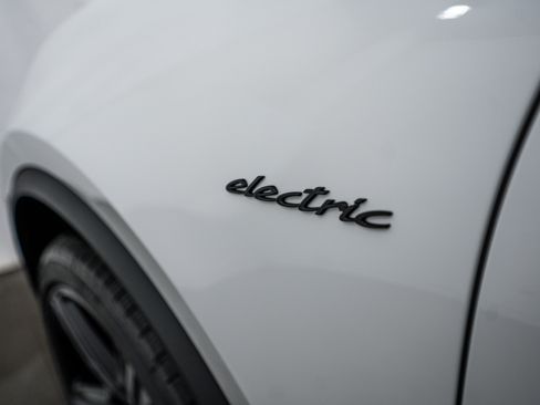 Certified 2025 Porsche Macan Turbo Electric AWD/4WD image 22