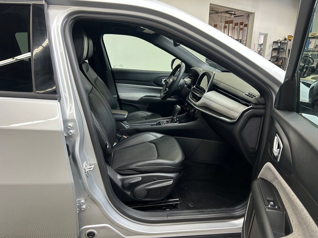 Used 2024 Jeep Compass Latitude AWD/4WD image 16
