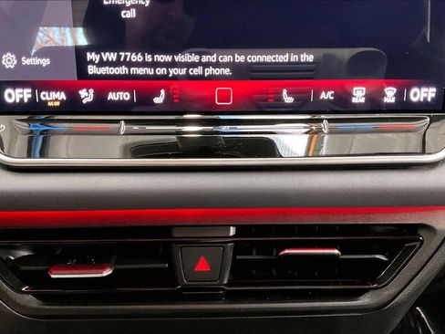 Used 2025 Volkswagen Tiguan SE image 35