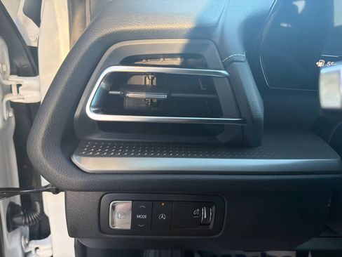 New 2026 Chevrolet Traverse LT w/ Sun and Wheel Package FWD image 24