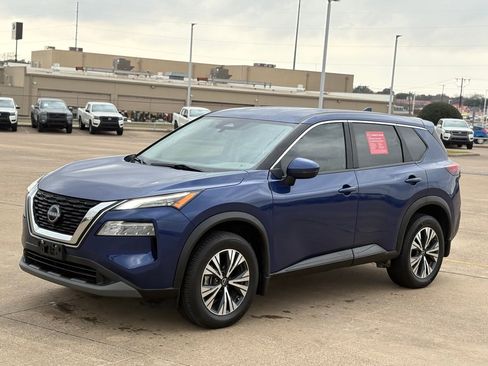 Used 2022 Nissan Rogue SV image 3