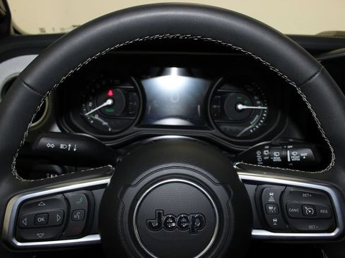 Used 2025 Jeep Wrangler Unlimited Sahara AWD/4WD image 19