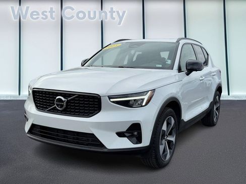 Certified 2025 Volvo XC40 B5 Plus image 9