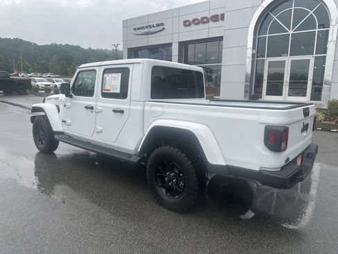 Used 2025 Jeep Gladiator Sport AWD/4WD image 12