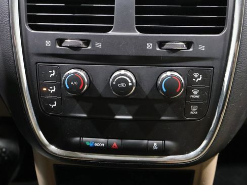 Used 2015 Dodge Grand Caravan American Value Package FWD image 23