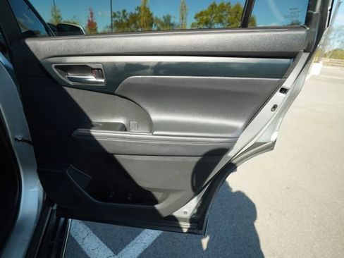 Used 2022 Toyota Highlander XLE image 23