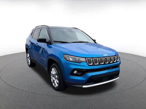 Used 2025 Jeep Compass Limited AWD/4WD image 3