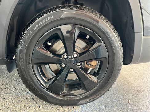 Used 2017 Jeep Cherokee High Altitude AWD/4WD image 34