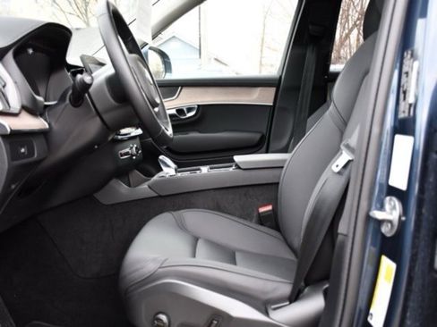 Certified 2025 Volvo XC90 B6 Plus image 12