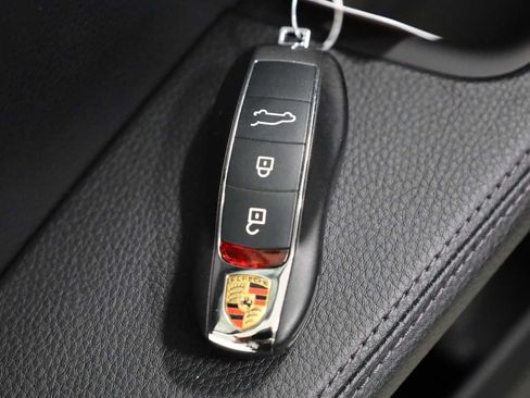 Certified 2024 Porsche Macan AWD/4WD image 43