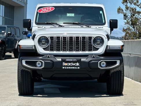 Used 2025 Jeep Wrangler Unlimited Sahara AWD/4WD image 9
