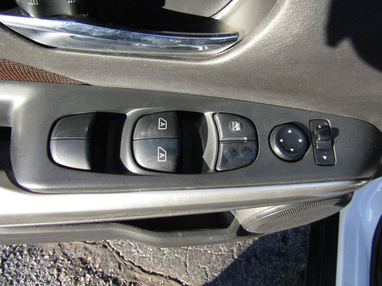Used 2020 Nissan Kicks SR FWD image 11
