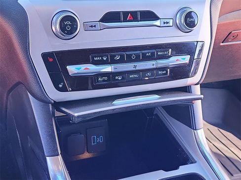 Used 2022 Ford Explorer XLT w/ Equipment Group 202A image 28