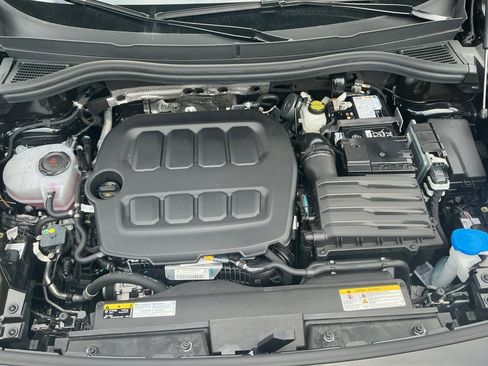 Used 2025 Volkswagen Tiguan SE image 19