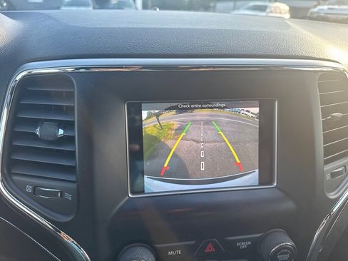 Used 2018 Jeep Grand Cherokee Limited image 28