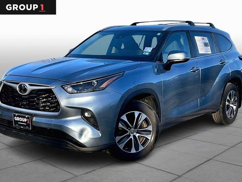 Used 2023 Toyota Highlander XLE image 1