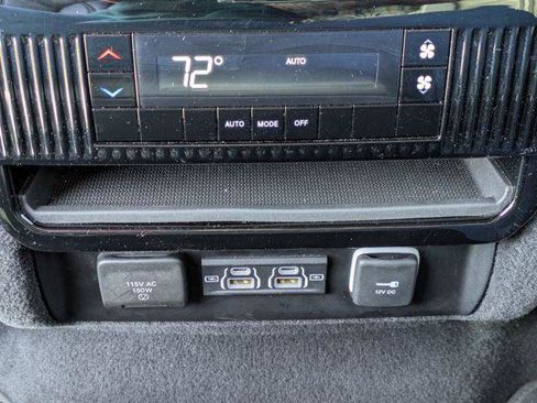 Certified 2024 Jeep Wagoneer Series II w/ Flexible Seating Group RWD image 16