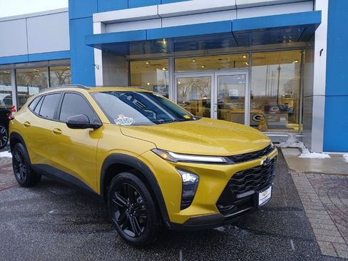 Used 2024 Chevrolet Trax ACTIV w/ Sunroof Package image 2