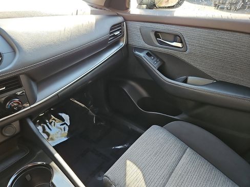 Certified 2023 Nissan Rogue SV image 24