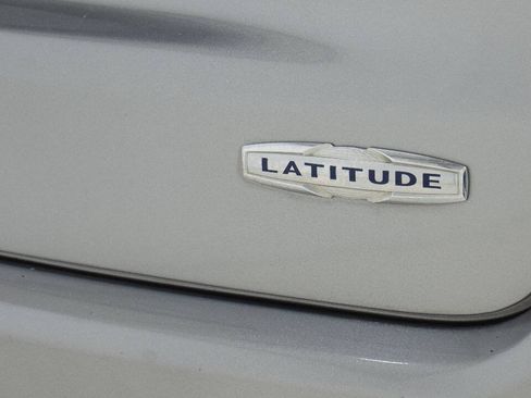 Used 2017 Jeep Compass Latitude w/ Popular Equipment Group FWD image 16