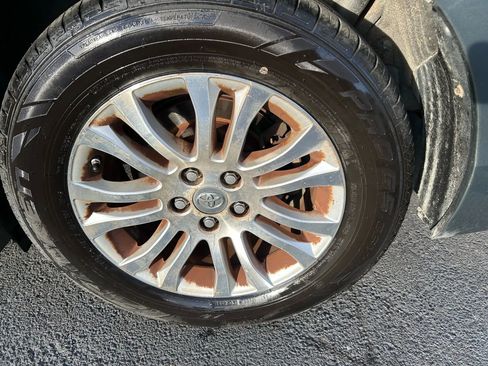 Used 2012 Toyota Sienna XLE FWD image 32